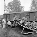 128496 Afbeelding van de verongelukte vrachtwagen van de Fa. A. van Rijnsoever op het terrein van de P.E.G.U.S. aan de ...